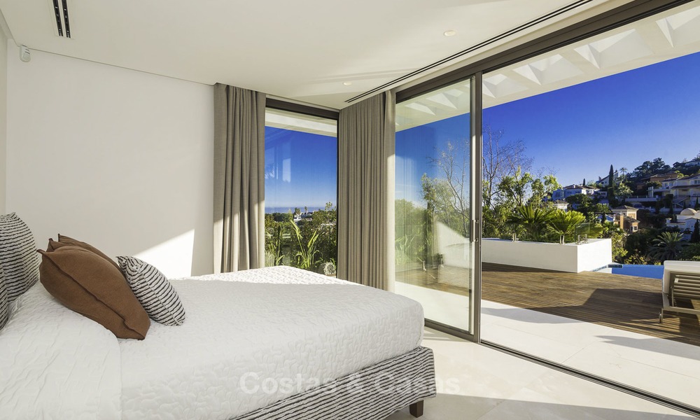 Villa de lujo moderna a estrenar con vistas panorámicas al mar, lista para vivir, en una elegante urbanización de golf en Nueva Andalucia - Marbella 13307
