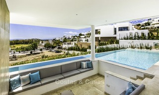 Nueva villa moderna con vistas panorámicas al mar y al campo de golf, lista para ser habitada en Benahavis - Marbella 13627 