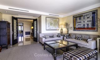 Excepcional ático apartamento de lujo frente al mar en venta en un prestigioso complejo en Puerto Banús - Marbella 13904 