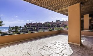 Excepcional ático apartamento de lujo frente al mar en venta en un prestigioso complejo en Puerto Banús - Marbella 13906 