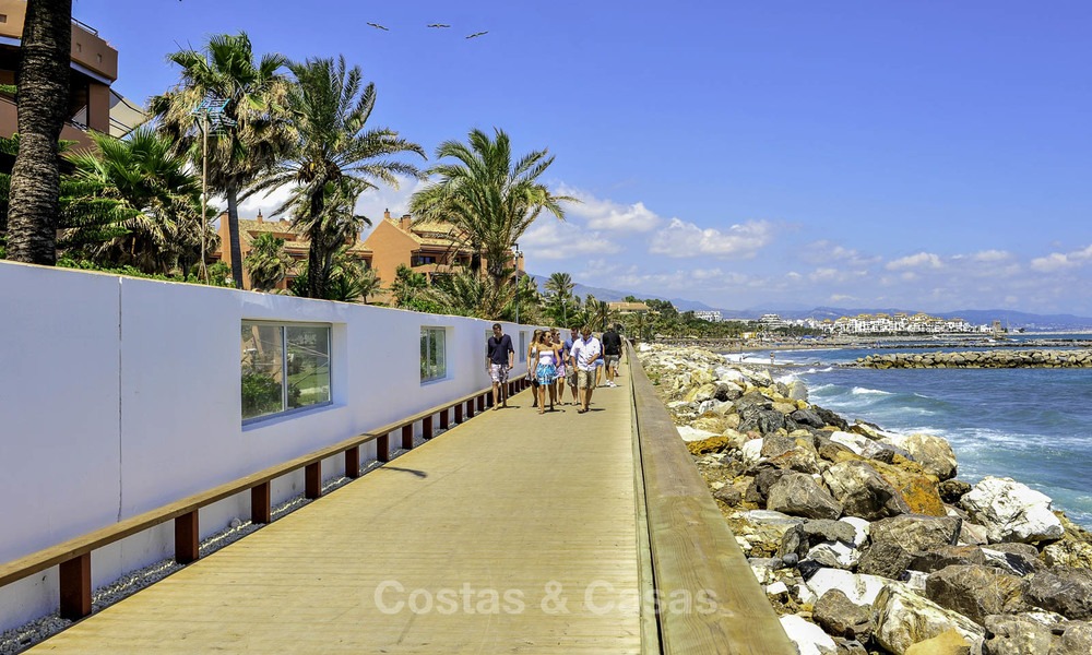 Excepcional ático apartamento de lujo frente al mar en venta en un prestigioso complejo en Puerto Banús - Marbella 13935