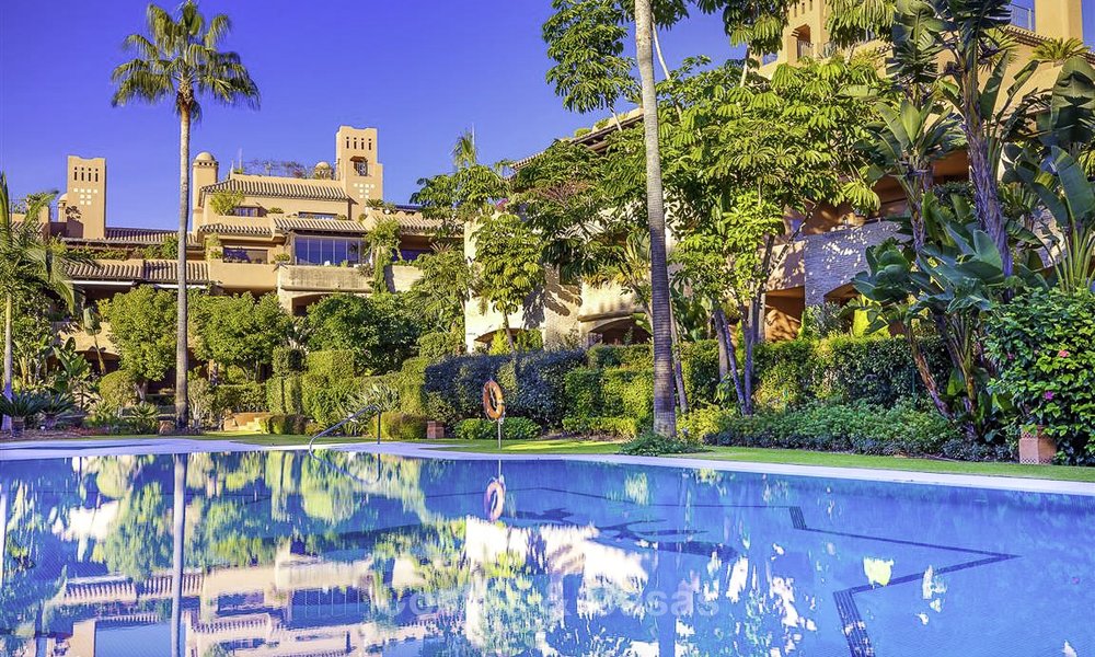 Encantador apartamento de lujo junto a la playa en venta en una elegante urbanización - Estepona Este - Marbella 13915