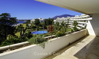 Los Granados Playa: Apartamentos y áticos en venta en un lujoso complejo de playa en la Nueva Milla de Oro, entre Marbella y Estepona 13948 