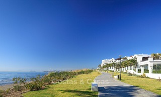 Doncella Beach: Exclusivos apartamentos y áticos en primera línea de playa en venta en Estepona 14032 