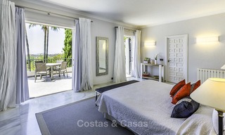 Encantadora villa de estilo mediterráneo renovada con vistas al mar en venta en Benahavis - Marbella 14133 