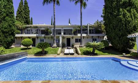 Encantadora villa de estilo mediterráneo renovada con vistas al mar en venta en Benahavis - Marbella 14150