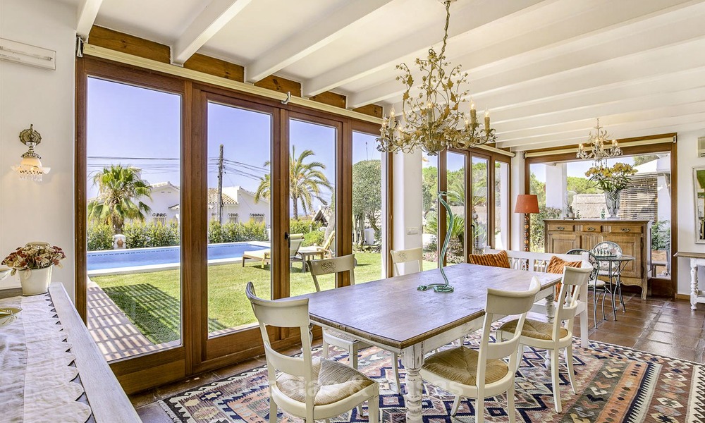 Encantadora villa en venta, muy espacioso estilo mediterráneo, a poca distancia de la playa en Marbella Este 14480