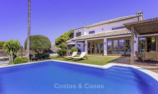 Encantadora villa en venta, muy espacioso estilo mediterráneo, a poca distancia de la playa en Marbella Este 14482 
