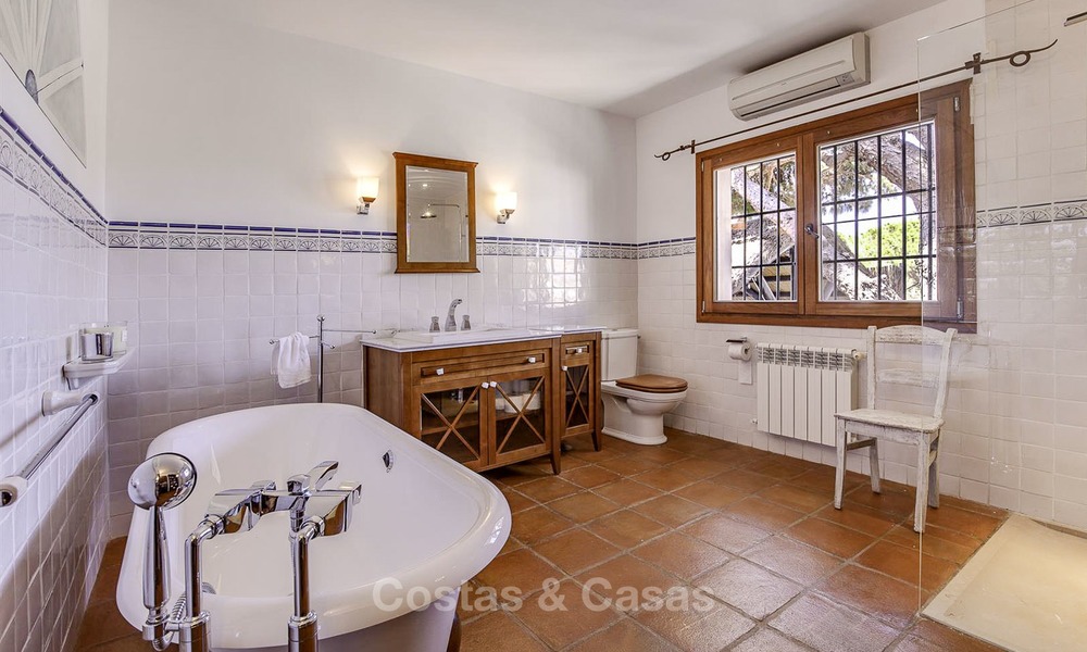 Encantadora villa en venta, muy espacioso estilo mediterráneo, a poca distancia de la playa en Marbella Este 14486