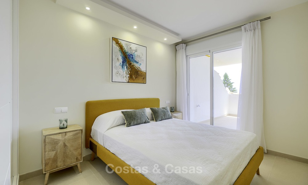 Apartamento en venta en primera línea de playa, totalmente renovado con vistas panorámicas al mar en Mijas Costa 14647