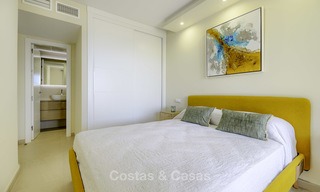 Apartamento en venta en primera línea de playa, totalmente renovado con vistas panorámicas al mar en Mijas Costa 14648 
