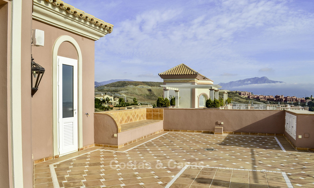 Majestuosa villa andaluza de lujo en venta, en una parcela grande, en un exclusivo resort de golf con impresionantes vistas al mar – Benahavis – Marbella 15004