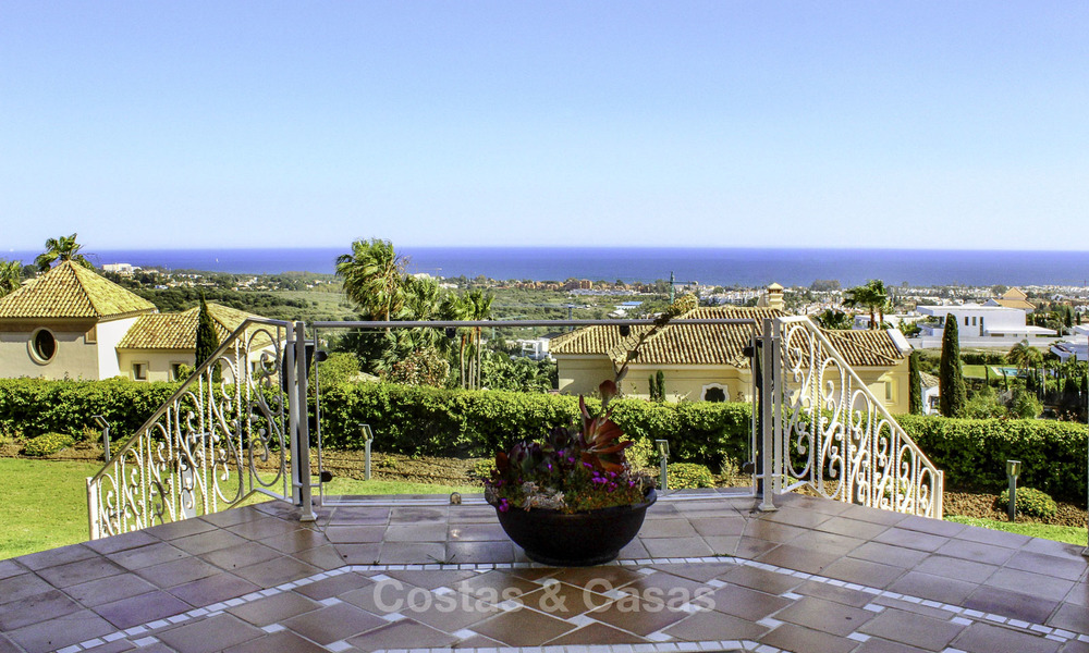 Majestuosa villa andaluza de lujo en venta, en una parcela grande, en un exclusivo resort de golf con impresionantes vistas al mar – Benahavis – Marbella 15040