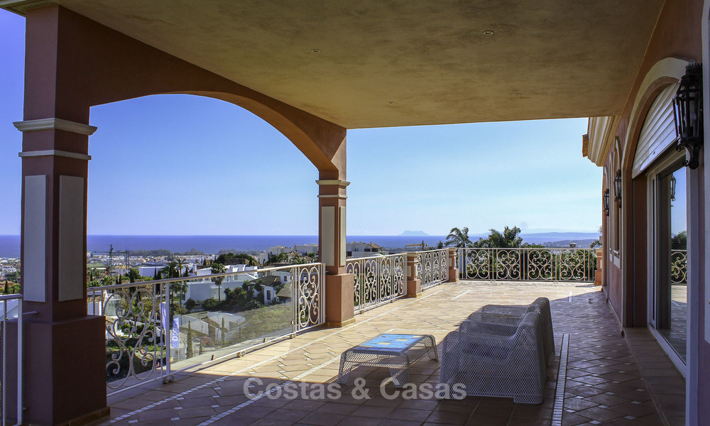 Majestuosa villa andaluza de lujo en venta, en una parcela grande, en un exclusivo resort de golf con impresionantes vistas al mar – Benahavis – Marbella 15046