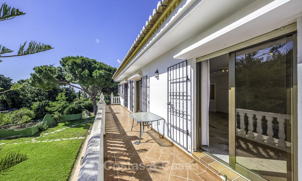 Amplia villa clásica en venta con un excelente potencial, en una zona tranquila del este de Marbella 15185