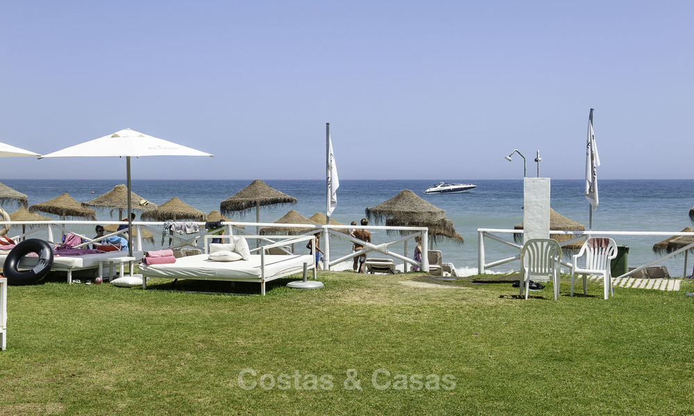 Ático con piscina privada y vistas panorámicas al mar, el golf y la montaña en un complejo frente al mar en venta en Guadalmina Baja - Marbella 16031