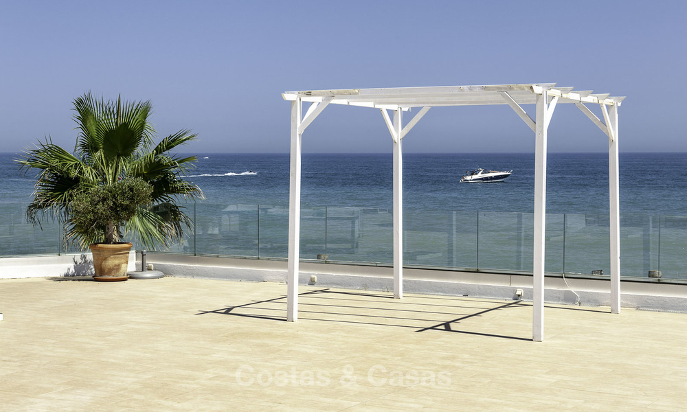Ático con piscina privada y vistas panorámicas al mar, el golf y la montaña en un complejo frente al mar en venta en Guadalmina Baja - Marbella 16033