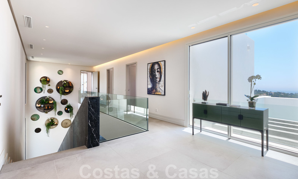 Villa moderna y elegante con magníficas vistas a la costa en venta en Benahavis, Marbella 27996