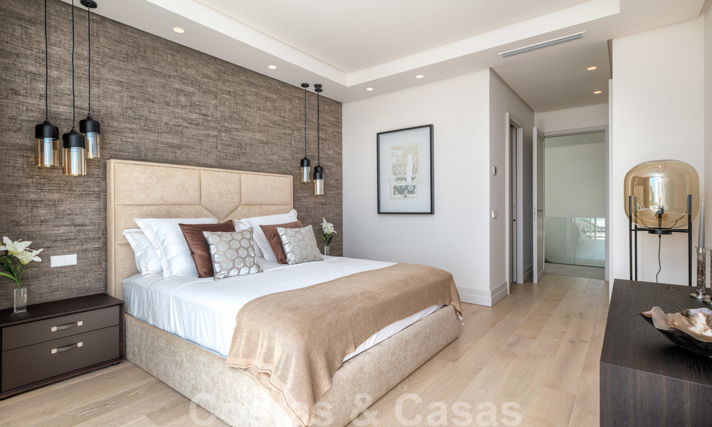 Villa moderna y elegante con magníficas vistas a la costa en venta en Benahavis, Marbella 28000