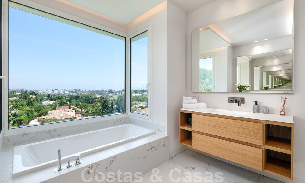 Villa moderna y elegante con magníficas vistas a la costa en venta en Benahavis, Marbella 28012