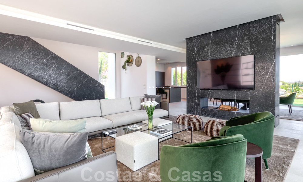 Villa moderna y elegante con magníficas vistas a la costa en venta en Benahavis, Marbella 28026