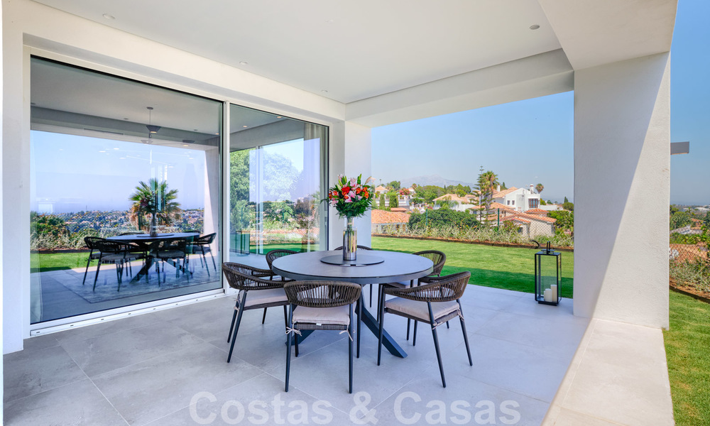 Villa moderna y elegante con magníficas vistas a la costa en venta en Benahavis, Marbella 28039