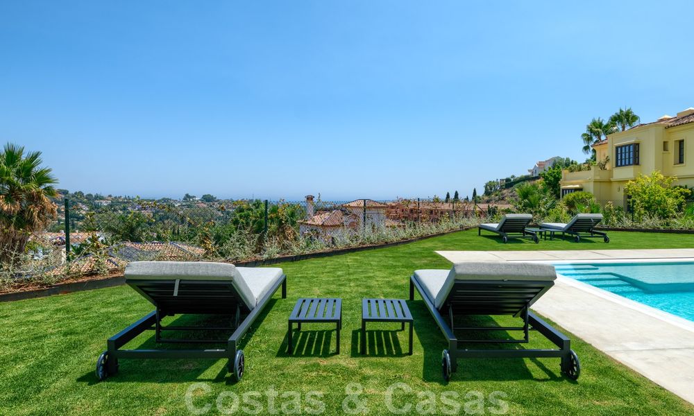 Villa moderna y elegante con magníficas vistas a la costa en venta en Benahavis, Marbella 28043