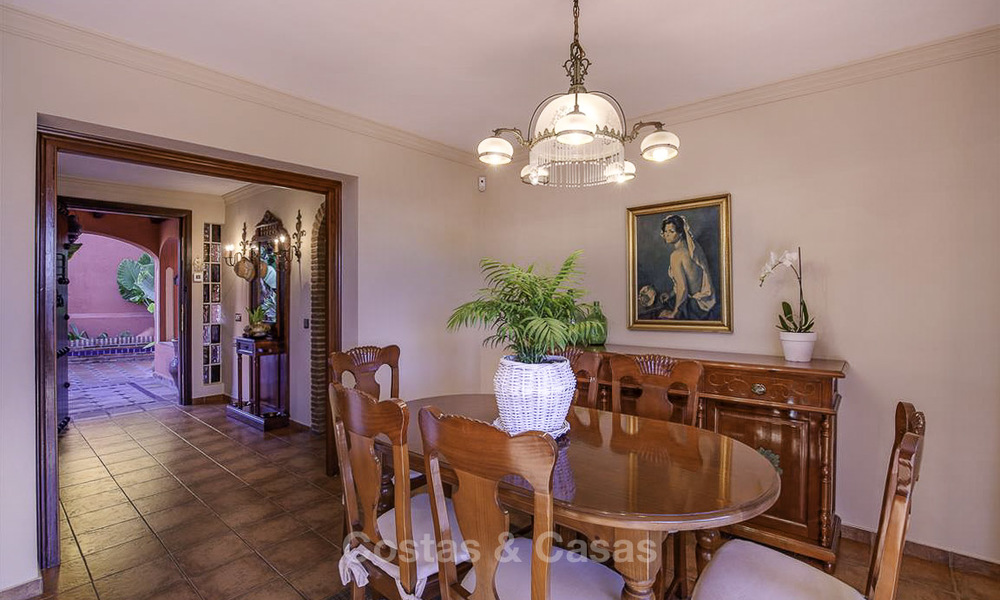 Villa de estilo andaluz tranquila, con casa de huéspedes independiente, en venta en el centro de Marbella 16251