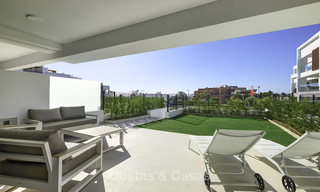 Apartamento a estrenar, con jardín y vistas al mar en venta, a poca distancia de la playa - Este de Estepona 16960 