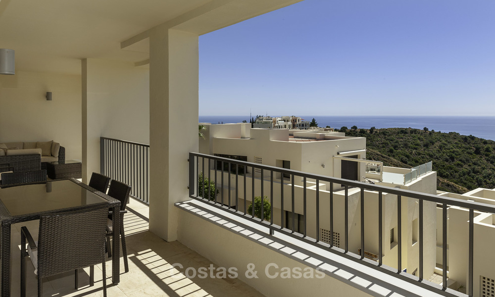 Moderno apartamento de 3 dormitorios con vistas al mar y a la montaña a la venta en Marbella Este 16832