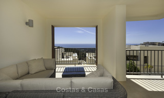 Moderno apartamento de 3 dormitorios con vistas al mar y a la montaña a la venta en Marbella Este 16848 