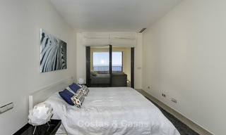 Moderno apartamento de 3 dormitorios con vistas al mar y a la montaña a la venta en Marbella Este 16850 