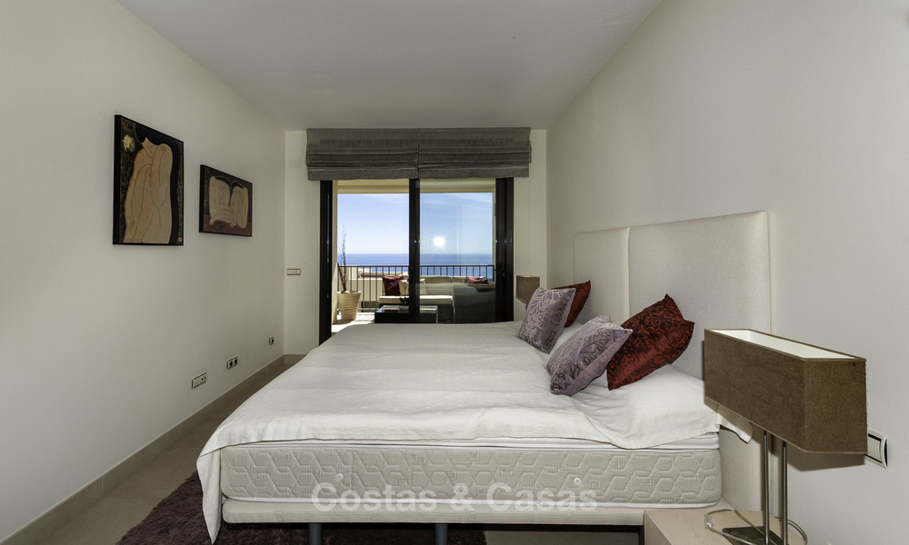 Moderno apartamento de 3 dormitorios con vistas al mar y a la montaña en venta en Marbella 16887