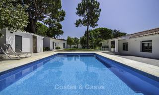 Atractiva villa de lujo mediterránea renovada a la venta, cerca del golf, las instalaciones y la playa, Marbella Este 17337 