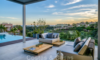 Una moderna villa de lujo en venta, lista para entrar a vivir, en primera línea de golf en un respetado resort, Marbella Este 26774 