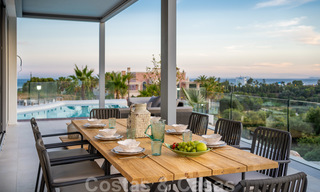 Una moderna villa de lujo en venta, lista para entrar a vivir, en primera línea de golf en un respetado resort, Marbella Este 26776 