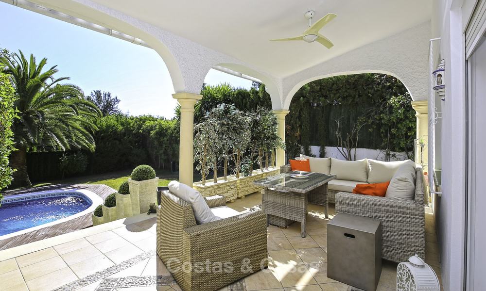 Acogedora villa clásica de estilo andaluz en venta en el corazón del Valle del Golf de Nueva Andalucía, Marbella 17501