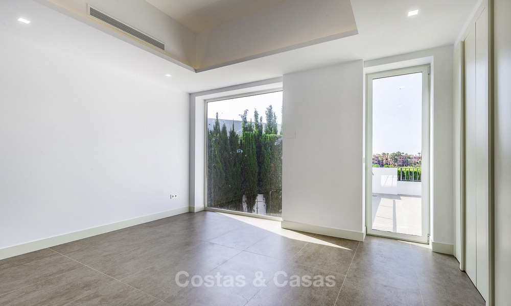 Nueva villa contemporánea a la venta, a poca distancia de la playa, instalaciones de ocio y servicios, Marbella Este 17612