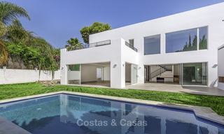 Nueva villa contemporánea a la venta, a poca distancia de la playa, instalaciones de ocio y servicios, Marbella Este 17633 