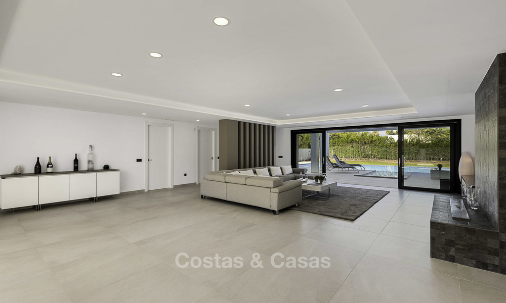 Se vende una nueva villa contemporánea, en un elegante distrito costero de Estepona Este, lista para ser habitada 17655