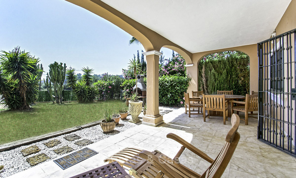 Impresionante apartamento con jardín a la venta, en una codiciada urbanización de playa entre Marbella y Estepona 17873