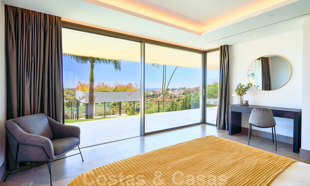 Una obra maestra única, villa de lujo moderna con impresionantes vistas al mar a la venta, en primera línea de golf en un resort de primera clase, Benahavis - Marbella 36693