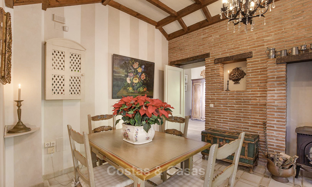 Encantadora villa rústica italiana en una doble parcela en venta, completamente renovada, Estepona East 19309