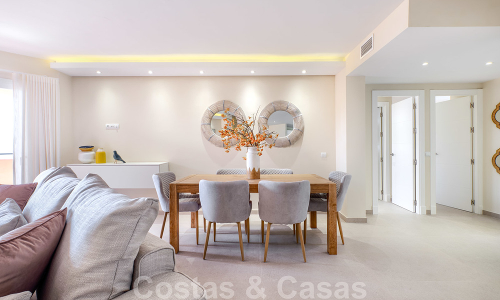 Apartamento en planta alta completamente renovado en venta, en primera línea de una playa tranquila al oeste de Estepona 26825