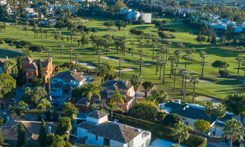 Encantadora villa de lujo completamente renovada con vistas al mar en venta, en un prominente complejo de golf en Nueva Andalucía, Marbella 19851