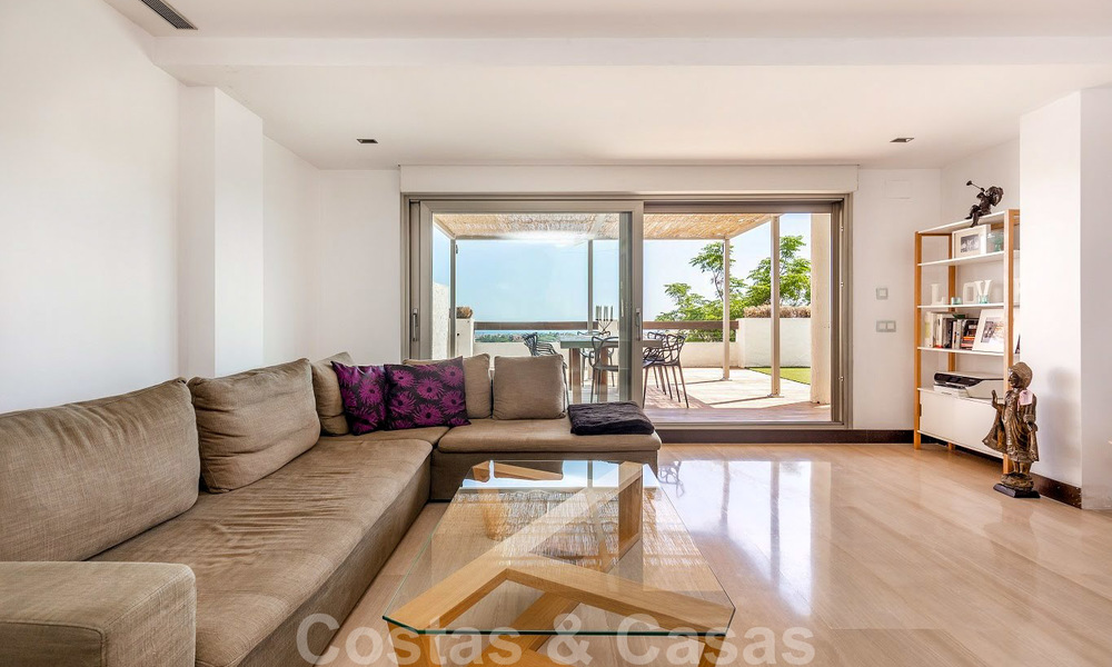 Amplio y moderno apartamento con vistas al mar y al golf en venta en Benahavis, Marbella 20012