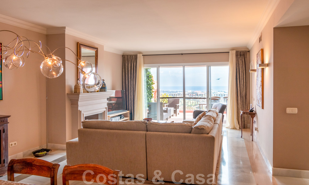Prístino ático con vistas panorámicas al mar y a la montaña en venta en Benahavis, Marbella 20233