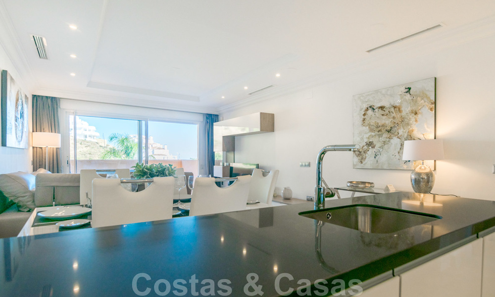 Hermoso apartamento con gran terraza y bonitas vistas al mar a la venta en un exclusivo complejo de lujo en Nueva Andalucía 20101