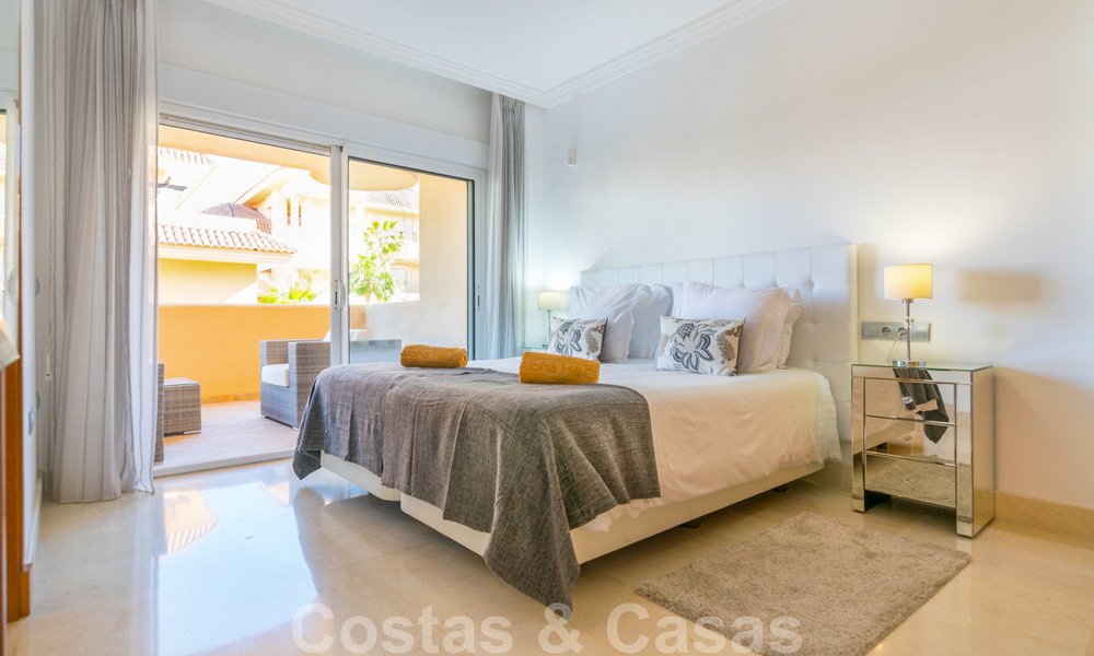 Hermoso apartamento con gran terraza y bonitas vistas al mar a la venta en un exclusivo complejo de lujo en Nueva Andalucía 20121