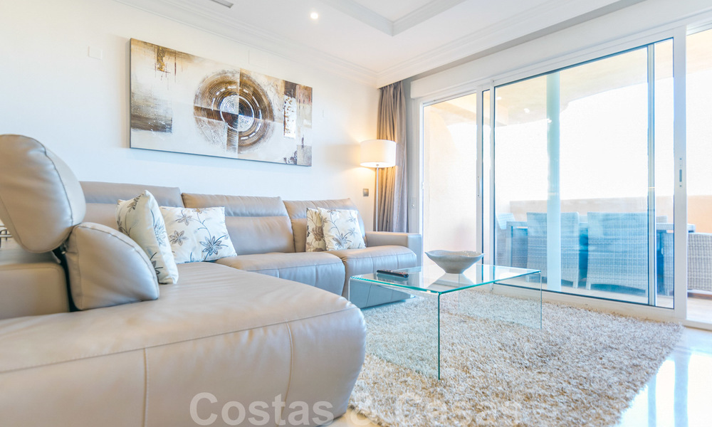 Hermoso apartamento con gran terraza y bonitas vistas al mar a la venta en un exclusivo complejo de lujo en Nueva Andalucía 20133